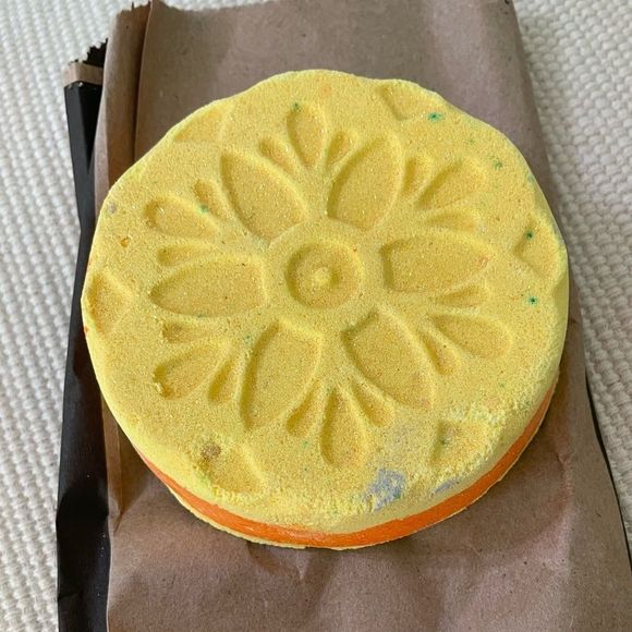 Lush - Rangoli Dreams - Bath Bomb - Picture 5 of 5